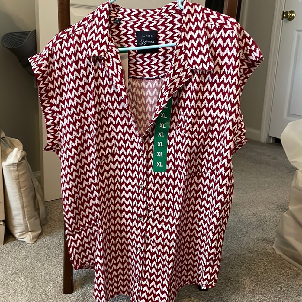 Short sleeve chevron pattern blouse, never worn